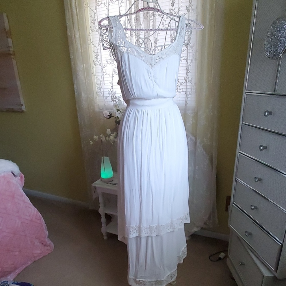 Soft white dress with lacey trim, cinched